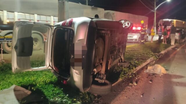 Carro tomba após colisão em cruzamento de avenidas em Catalão
