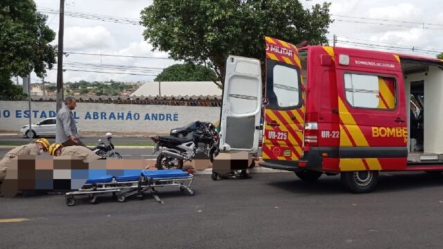 Após colisão, motorista foge e deixa motociclista e passageira feridos em avenida de Catalão