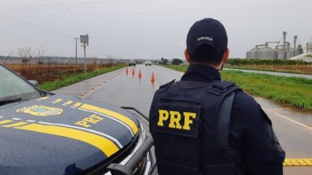 PRF orienta motoristas sobre condução em pista molhada durante o feriado