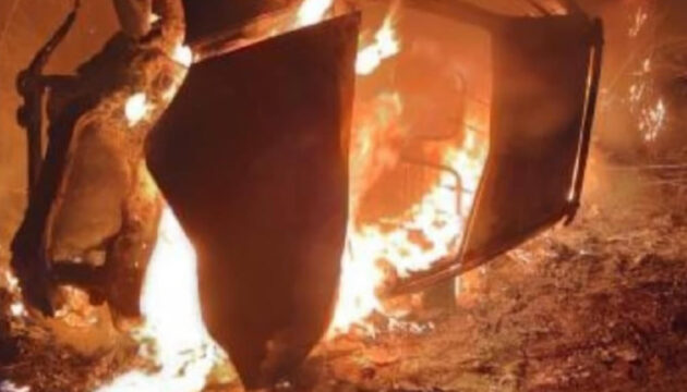 Veículo pega fogo na GO330 e bombeiros fazem o combate