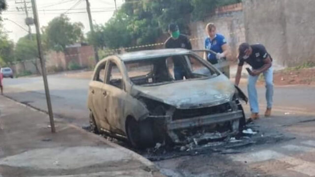 Corpo é encontrado carbonizado dentro de carro em Goiânia