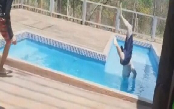 Homem fica gravemente ferido após mergulhar e bater a cabeça em divisória de piscina, em Caldas Novas