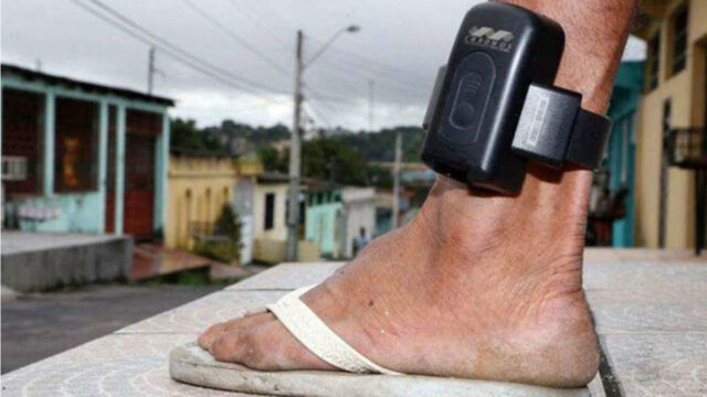Caiado sanciona lei que prevê cobrança para uso de tornozeleiras eletrônicas, em Goiás