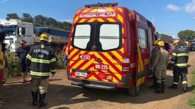 Homem sofre queda de caminhão e é socorrido pelo Corpo de Bombeiros