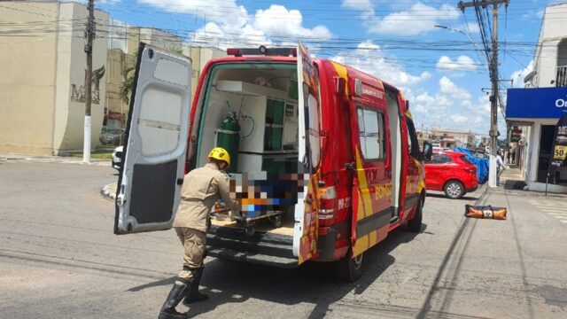 Mulher fica ferida após acidente entre carro e moto na rotatória do bairro Nossa Senhora de Fátima