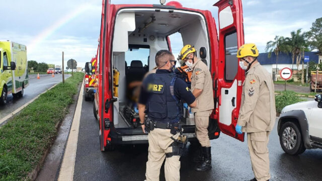 Colisão entre carro e moto deixa motociclista ferida na BR-050, em Catalão