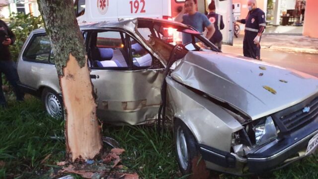 Motorista perde controle de carro em pista escorregadia e bate em árvore