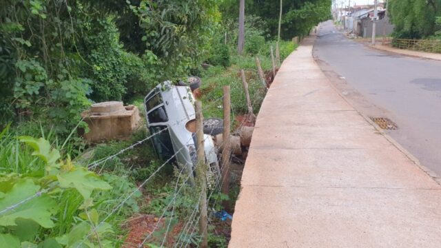 Motorista sai ileso após veículo tombar em Catalão