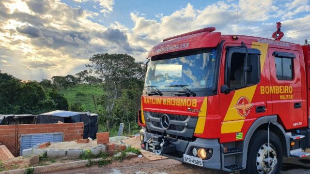 Bombeiros combatem incêndio em barraco de lona em Catalão