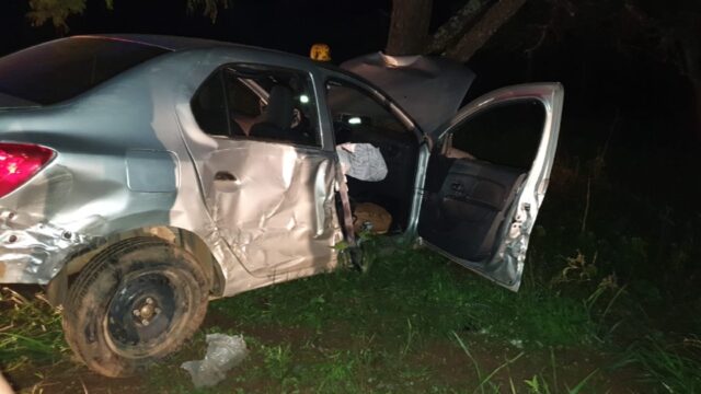 Carro sai da pista e colide em árvore na GO-504, no município de Catalão