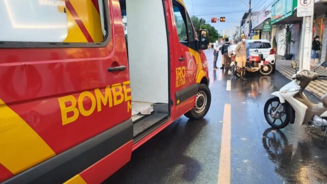 Colisão entre motos no Centro de Catalão deixa motociclista com ferimentos