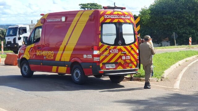 Colisão entre carro e moto deixa dois feridos no trevo da BR-050 no bairro JK