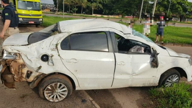 Motorista perde o controle da direção e capota carro na BR-050 em Catalão
