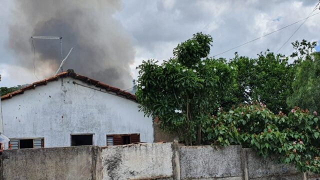 Fogo destrói parte de residência no bairro dos Lucas, em Catalão