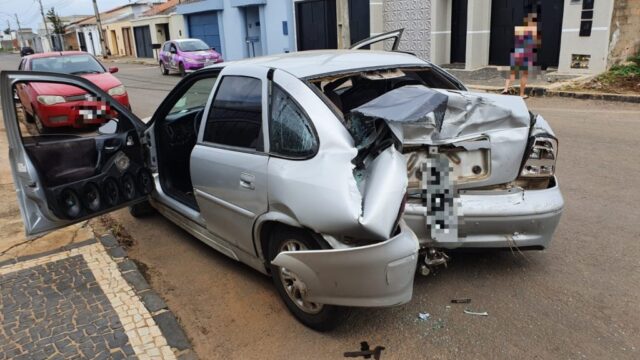 Motorista perde controle de carro, colide contra poste e deixa feridos em Catalão