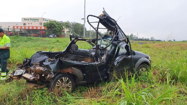Colisão traseira deixa veículo destruído e dois feridos na BR-050, próximo à Catalão