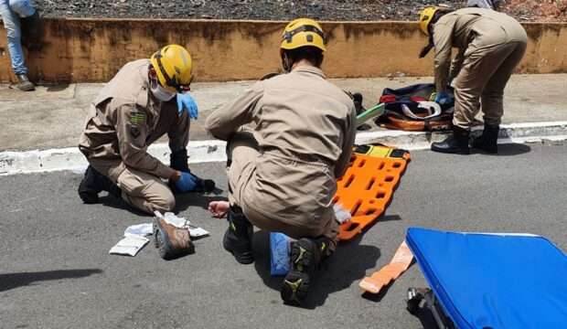 Motociclista sofre fratura na perna ao bater em carro no centro de Catalão
