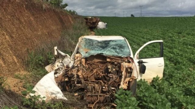 Colisão entre carro e caminhão deixa motorista ferido na GO-330 em Vianópolis