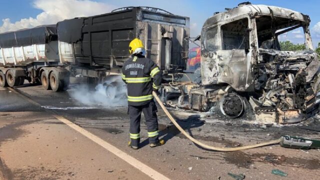 Carreta pega fogo após colisão traseira e interdita a BR-050, em Catalão