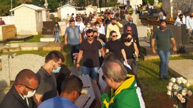 Sob emoções e aplausos, corpo do ex-prefeito Odemir Moreira é enterrado em Goiandira