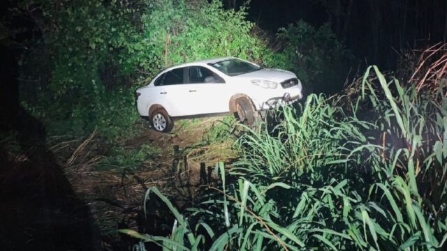 Motorista perde controle de carro e sai da pista na MG-413 entre Araguari e Caldas Novas