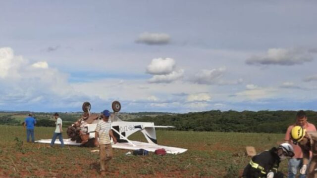 Avião cai, para de cabeça para baixo e deixa dois feridos em Palmeiras de Goiás