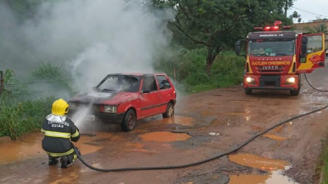 Bombeiros combatem incêndio a veículo em Ipameri