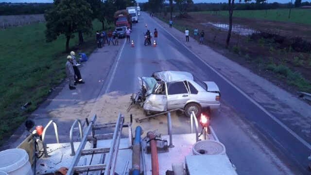 Motorista morre após carro colidir contra caminhão na BR-153, em Porangatu