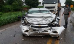 Colisão entre carro e caminhão mata quatro pessoas da mesma família na BR 070 Colisão entre carro e caminhão mata quatro pessoas da mesma família na BR 070