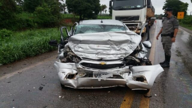 Colisão entre carro e caminhão mata quatro pessoas da mesma família na BR 070