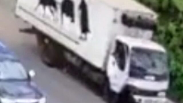 Em Anápolis: Câmeras mostram caminhão colidindo em dois veículos e fugindo do local