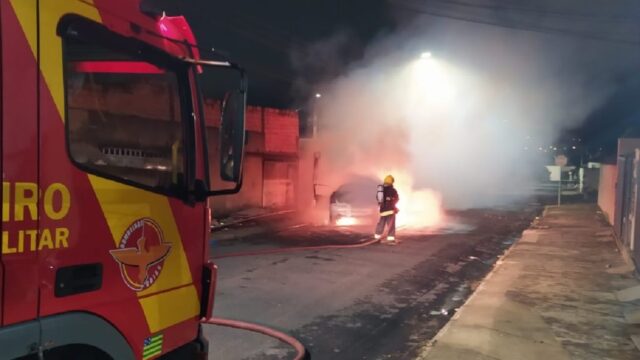 Bombeiros combatem incêndio em veículo em Catalão