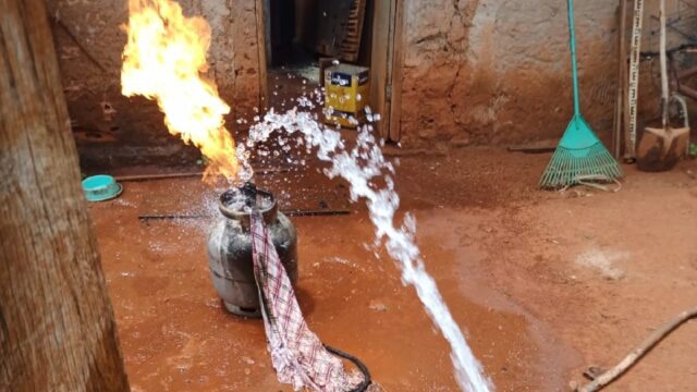 Botijão de gás pega fogo e bombeiros é acionados para conter as chamas, em Catalão