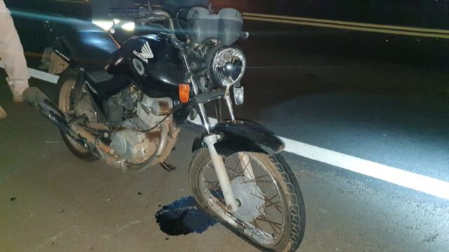 Colisão entre camionete e moto e deixa duas pessoa feridas na BR-050, no trevo da Mosaic Fertilizantes