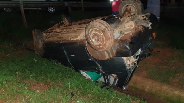 Motorista perde controle, capota veículo e recusa atendimento na GO-210, município de Catalão