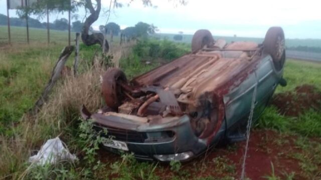 Carro capota e deixa mulher em estado grave na GO-020 entre Pires do Rio e Palmelo