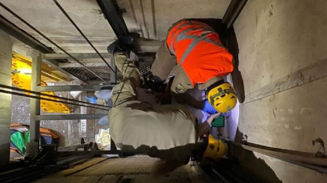Bombeiros resgatam mulher que caiu em fosso de elevador de carga em Catalão