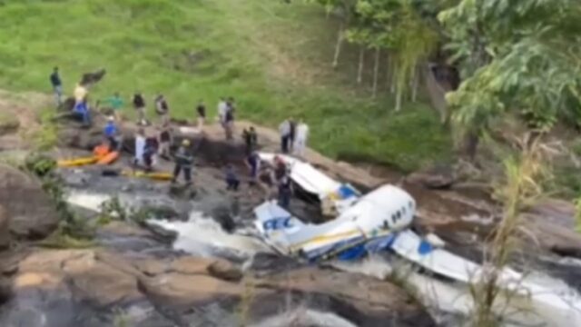 URGENTE! Avião que levava a cantora Marília Mendonça cai perto de cachoeira no interior de MG