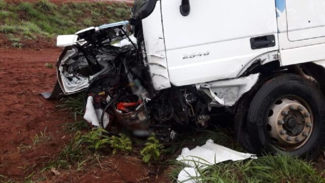 Carro e carreta batem de frente e deixa 5 mortos na BR-365, entre Ituiutaba e Uberlândia