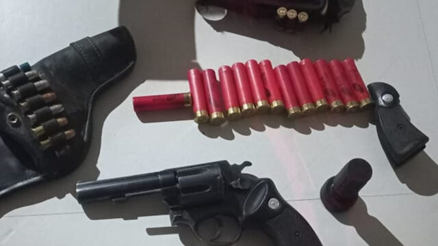 Homem é preso após agredir companheira e ameaçar com arma de fogo, em Ipameri