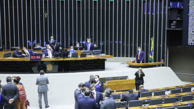 Câmara conclui PEC dos Precatórios, que viabiliza Auxílio Brasil de R$ 400; texto vai ao Senado