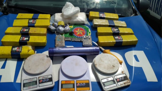 Em Pires do Rio, PM prende suspeito e apreende drogas