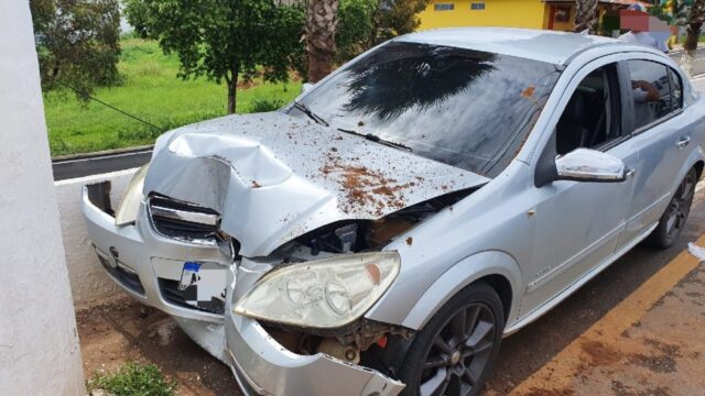Carro colide contra poste e mulher fica ferida em Catalão
