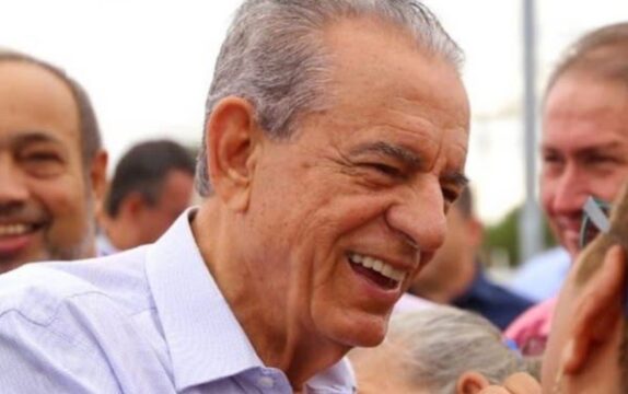Internado há três meses após AVC, Iris Rezende volta a ser intubado