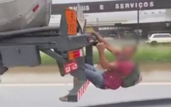 Homem é flagrado pendurado em para-choque de caminhão na BR-153, em Anápolis