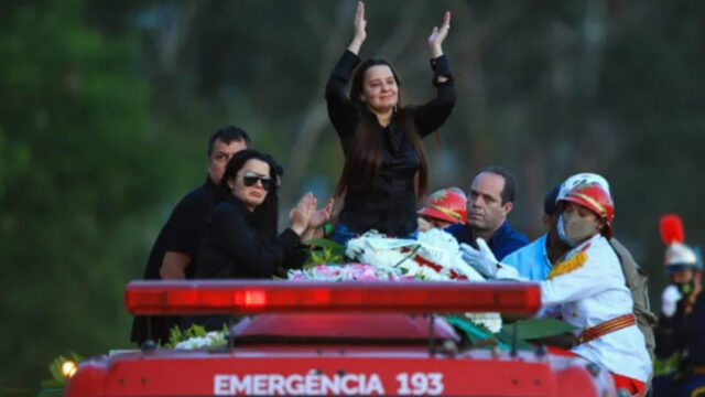 Marília Mendonça é enterrada em Goiânia em cerimônia reservada para a família