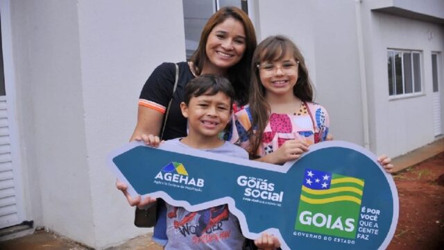 Famílias de Catalão comemoram entrega de 31 moradias pelo Governo de Goiás