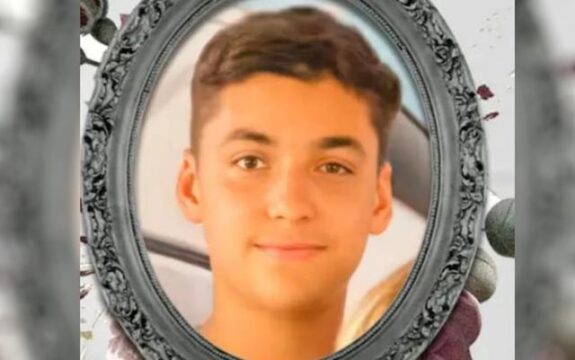 Adolescente morre com descarga elétrica enquanto usava celular durante o carregamento