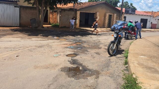 Mulher cai com moto após passar por buraco no Bairro Eldorado, em Catalão