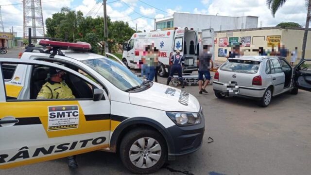 Motociclista fica ferido após colidir com veículo em rotatória no Bairro Primavera, em Catalão